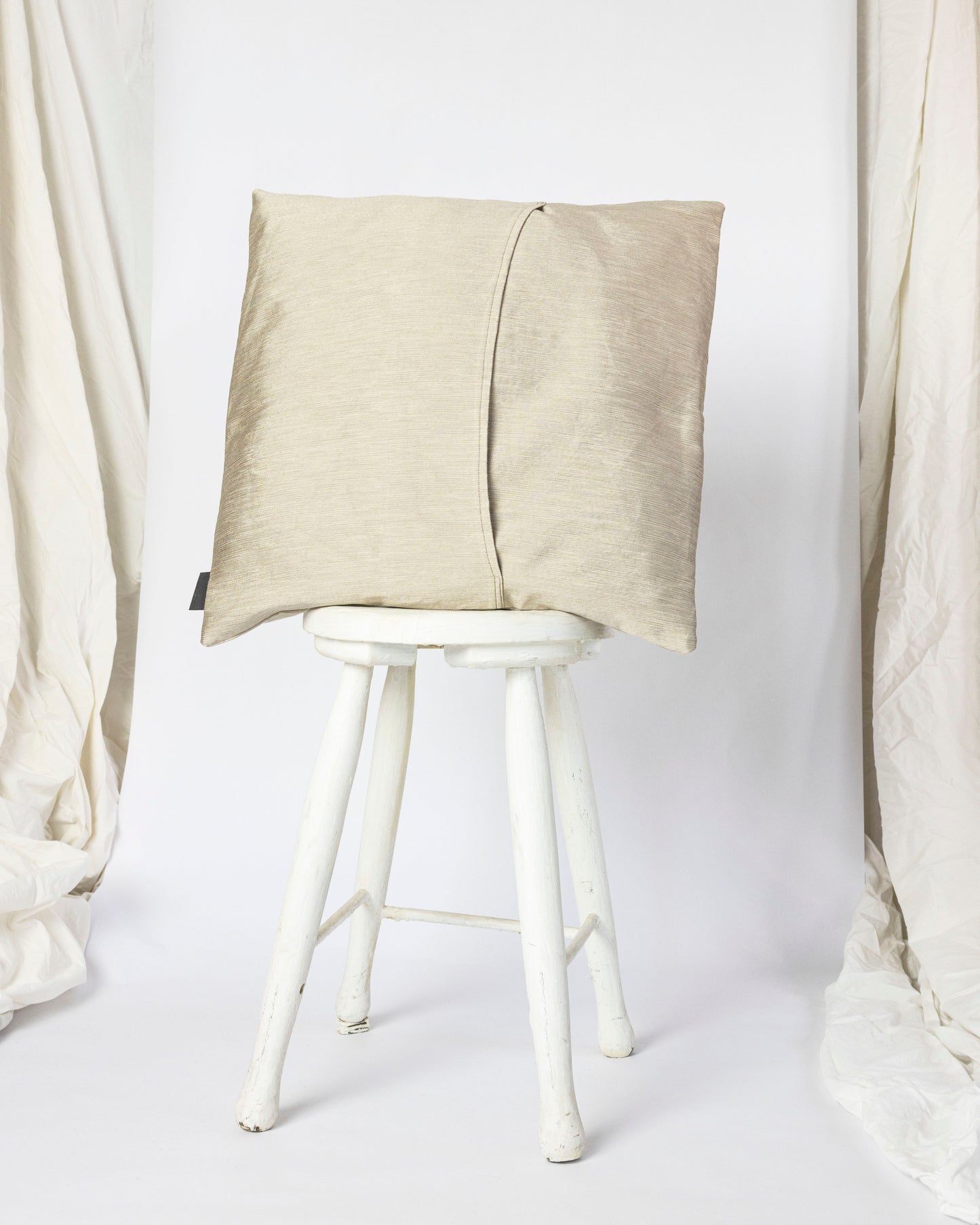 Waves – Hand-embroidered Pillowcase (more colors)